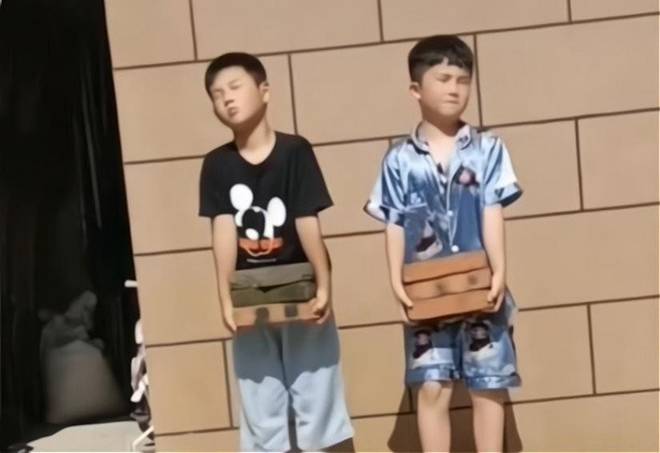 Hình ảnh 2 bé trai lười học bị mẹ bắt ôm gạch đứng ngoài nắng cho hiểu lao động chân tay khổ thế nào” gây tranh cãi-2