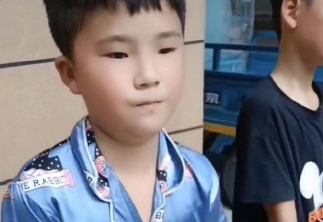 Hình ảnh 2 bé trai lười học bị mẹ bắt ôm gạch đứng ngoài nắng cho hiểu lao động chân tay khổ thế nào” gây tranh cãi-3