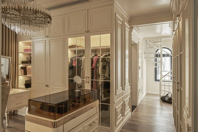 Hé lộ phòng thay đồ ở biệt thự triệu đô của Lệ Quyên: Nhiều đồ hiệu cỡ nào mà chị đẹp phải than quá mệt” khi sắp xếp!-3