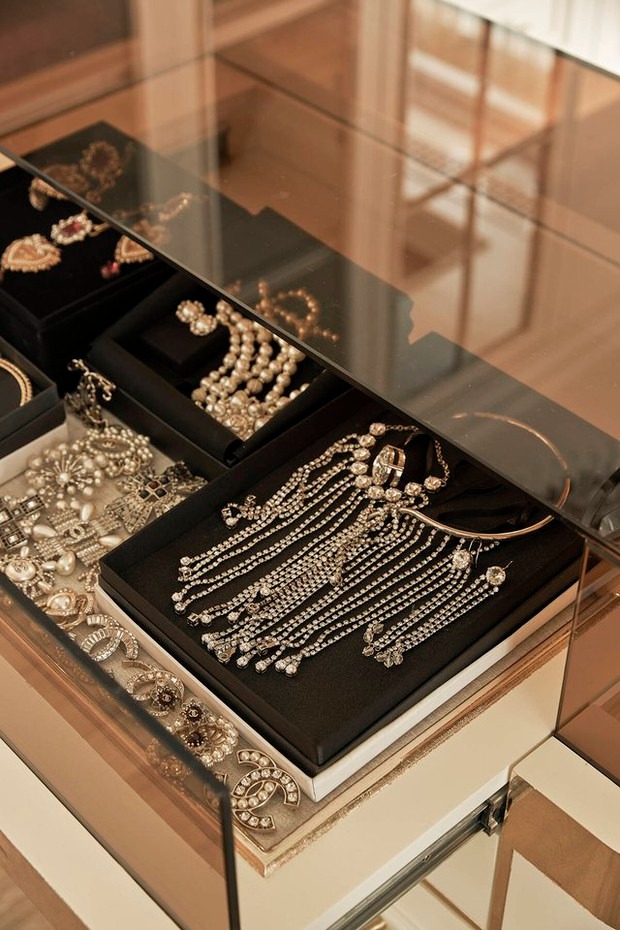 Hé lộ phòng thay đồ ở biệt thự triệu đô của Lệ Quyên: Nhiều đồ hiệu cỡ nào mà chị đẹp phải than quá mệt” khi sắp xếp!-4