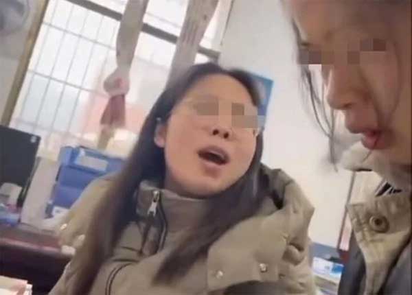 Cô giáo đánh học sinh túi bụi chỉ vì không thuộc bài-1