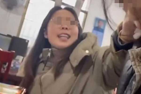 Cô giáo đánh học sinh túi bụi chỉ vì không thuộc bài-2