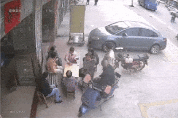 Clip: Tông vào hông xe tải đang quay đầu, người đi xe máy bất tỉnh-1