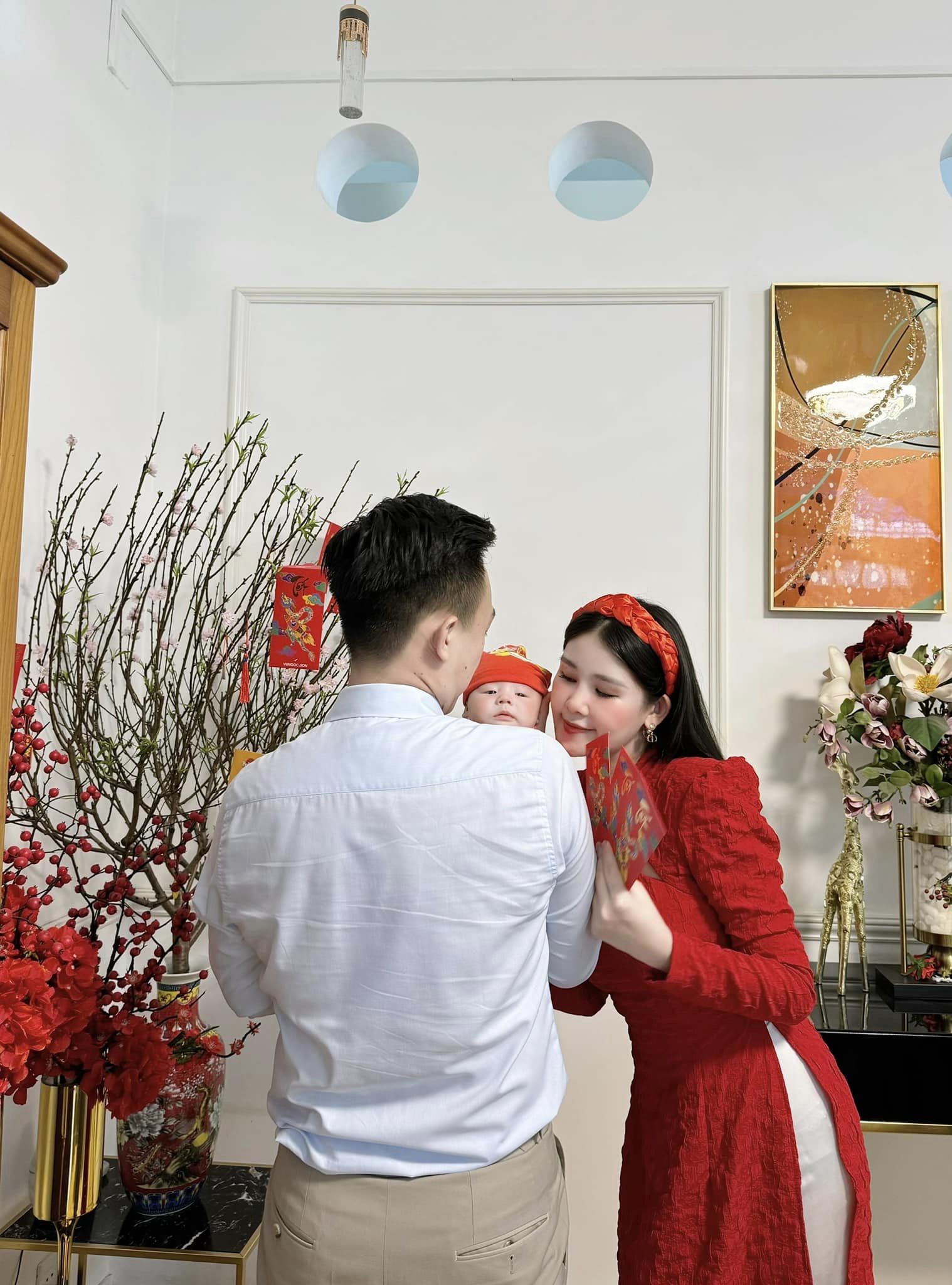 Cuộc sống của Lê Âu Ngân Anh thay đổi thế nào sau khi sinh con trai đầu lòng?-5