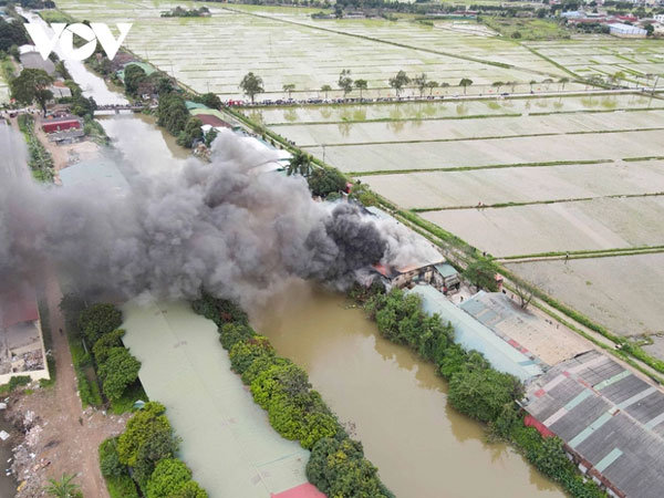 Cháy lớn tại một xưởng tập kết nhựa ở Bắc Ninh-1