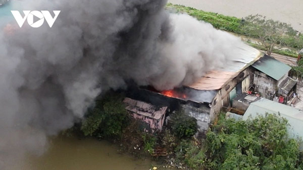 Cháy lớn tại một xưởng tập kết nhựa ở Bắc Ninh-2
