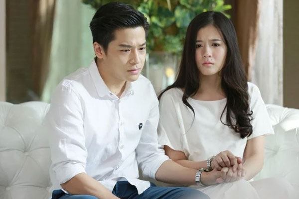 Đêm tân hôn, nhìn xấp phong bì mừng cưới từ hội người yêu cũ của chồng mà tôi vừa ghen vừa sợ hãi-1