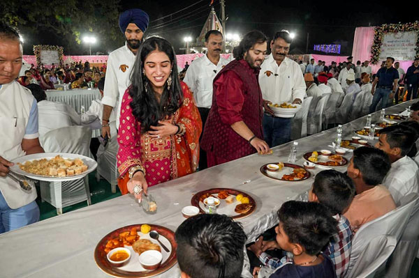 Có gì trong tiệc cưới xa hoa của con trai người giàu nhất Ấn Độ?-3