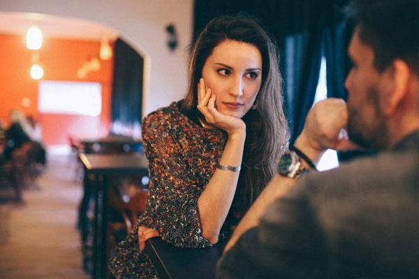 Cô phục vụ bàn bật người vợ ghen tuông khiến ai cũng phải thốt lên: Đẳng cấp-1