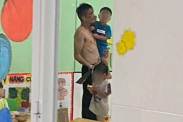 90 phút căng thẳng giải cứu 3 bé bị kẻ ngáo đá cầm dao khống chế tại trường-4