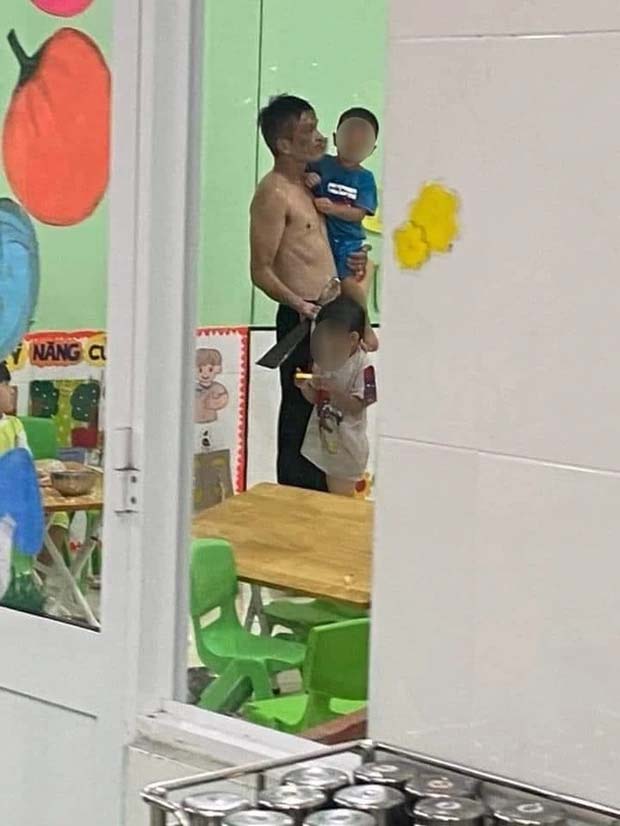 CLIP: Hơn 100 cảnh sát được huy động để giải cứu các bé bị gã đàn ông khống chế-1