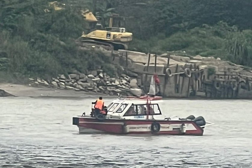 Cảnh sát tìm kiếm 4 người nghi nhảy cầu Đông Trù-2