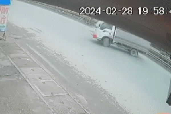 Clip: Tông vào hông xe tải đang quay đầu, người đi xe máy bất tỉnh