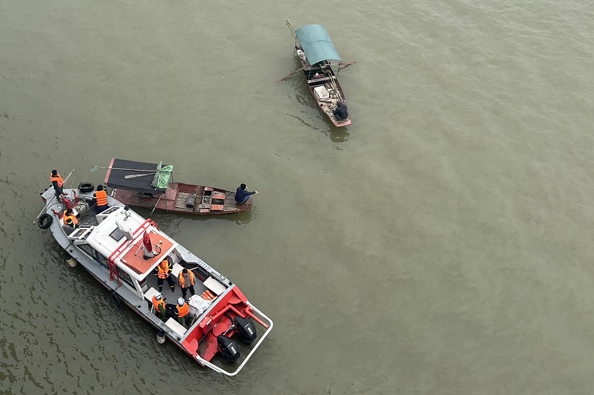 4 mẹ con nghi nhảy cầu Đông Trù được tìm thấy ở quê-2