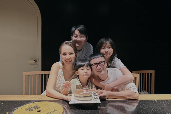 Mẹ luôn xin quần áo cũ cho con mặc suốt thời thơ ấu, hành động của con khi lớn lên khiến mẹ bật khóc hối hận-3