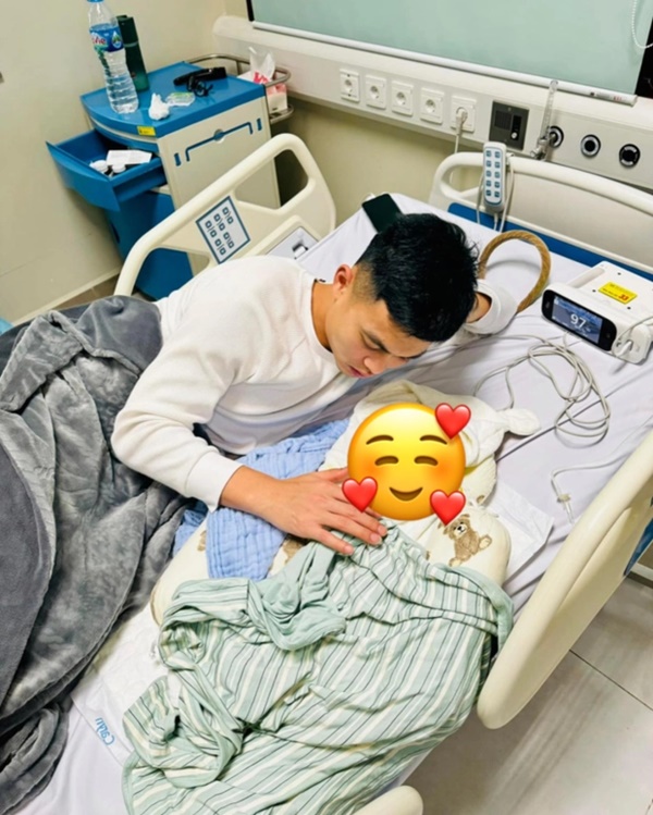Tiền vệ đội tuyển Việt Nam bất ngờ khoe ảnh con trai mới sinh dù chưa từng công khai cưới, dân tình hoang mang tìm danh tính nửa kia-1