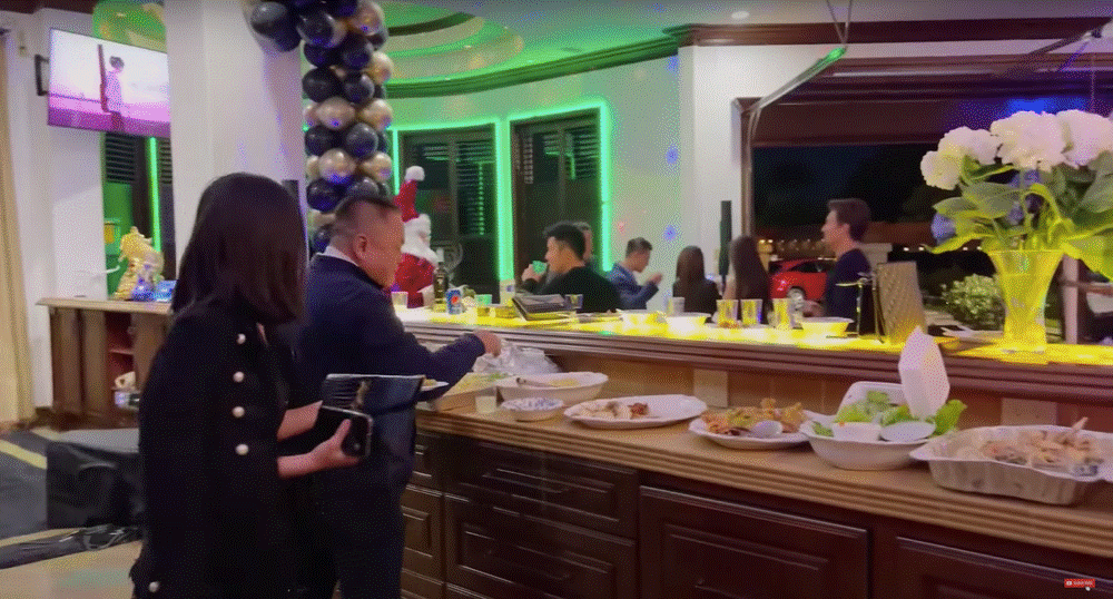 Hé lộ cuộc sống của chồng cũ ca sĩ Thu Phương ở tuổi 56 bên vợ Mỹ, bất ngờ với dinh thự đôi sang trọng bề thế-11