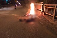TPHCM: Nam sinh viên tử vong bên cạnh xe máy bốc cháy dữ dội trên đường
