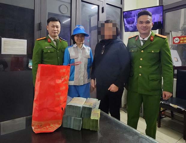 Một người đàn ông ở Hà Nội mang nhầm túi tiền 1,2 tỉ đi đổ rác, công an tức tốc tìm giúp-1