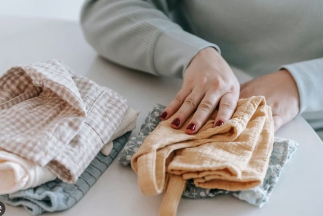 Mẹ luôn xin quần áo cũ cho con mặc suốt thời thơ ấu, hành động của con khi lớn lên khiến mẹ bật khóc hối hận-1