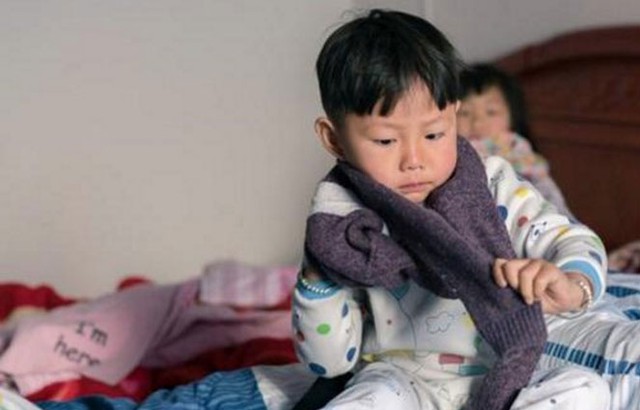 Mẹ luôn xin quần áo cũ cho con mặc suốt thời thơ ấu, hành động của con khi lớn lên khiến mẹ bật khóc hối hận-2