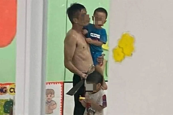 Hài hước học sinh mầm non tặng quà khiến cô giáo khóc thét và cái kết-1