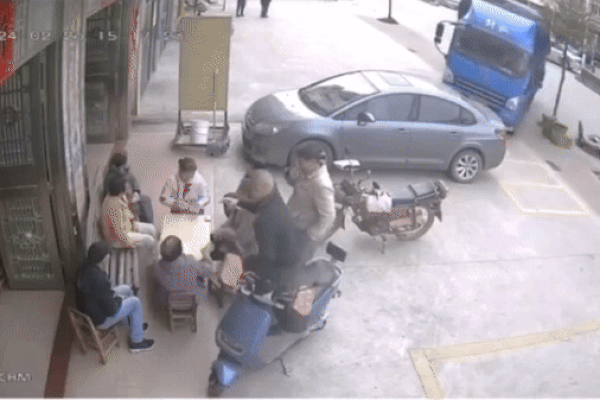 Kinh hoàng khoảnh khắc nhóm người đang chơi bài suýt bị xe tải tông trúng