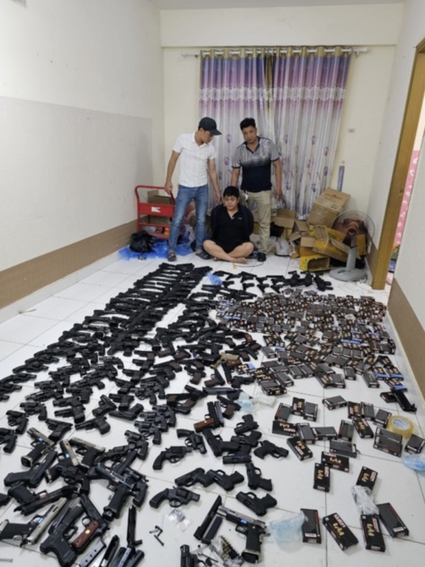 Phá kho vũ khí ở TP.HCM chuyên bán online, thu giữ hơn 230 khẩu súng-1