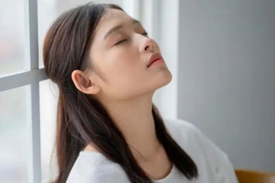 Cứ hễ thấy tôi đi công tác là chị hàng xóm lại nhờ chồng tôi sang sửa máy tính hộ