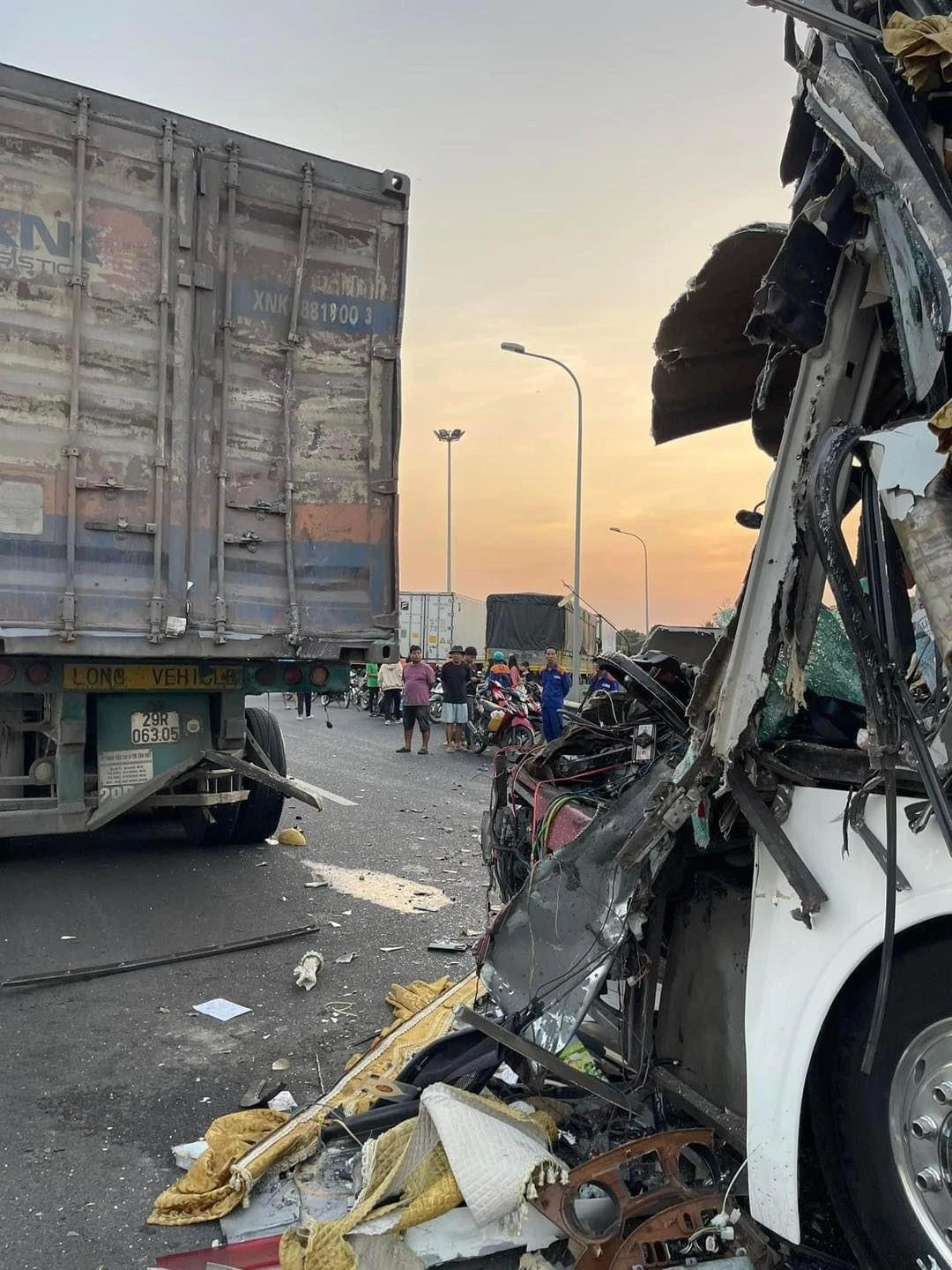 Vụ xe khách tông kinh hoàng ở cao tốc TP HCM-Long Thành-Dầu Giây: Tài xế chết, 12 hành khách bị thương-1