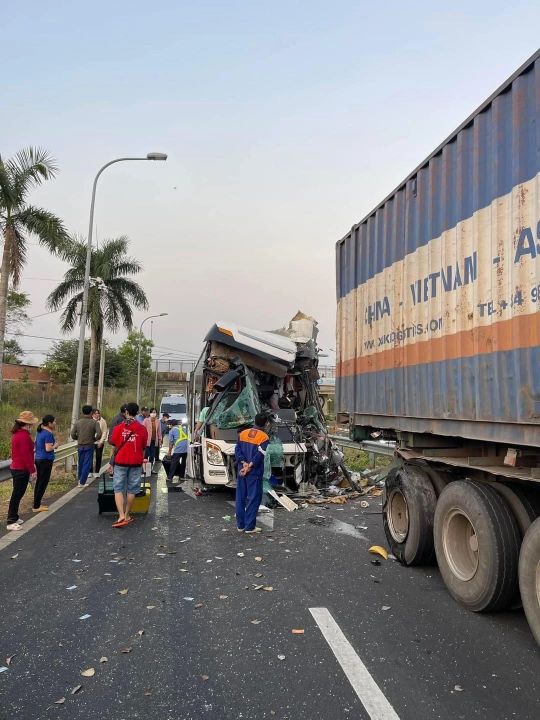 Vụ xe khách tông kinh hoàng ở cao tốc TP HCM-Long Thành-Dầu Giây: Tài xế chết, 12 hành khách bị thương-2