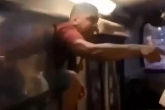 Truy đuổi tình địch, người đàn ông chạy theo rồi đu bám cửa sổ xe buýt