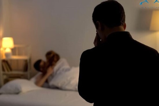 Bắt quả tang vợ đang ở bên nhân tình, chồng xông vào đối chất thì giật mình trước câu nói của vợ