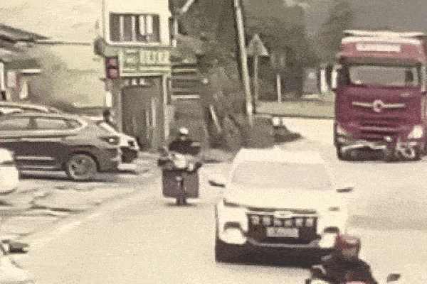 Nam tài xế lùi xe gây tai nạn, đưa người bị thương vào viện rồi bỏ trốn-1