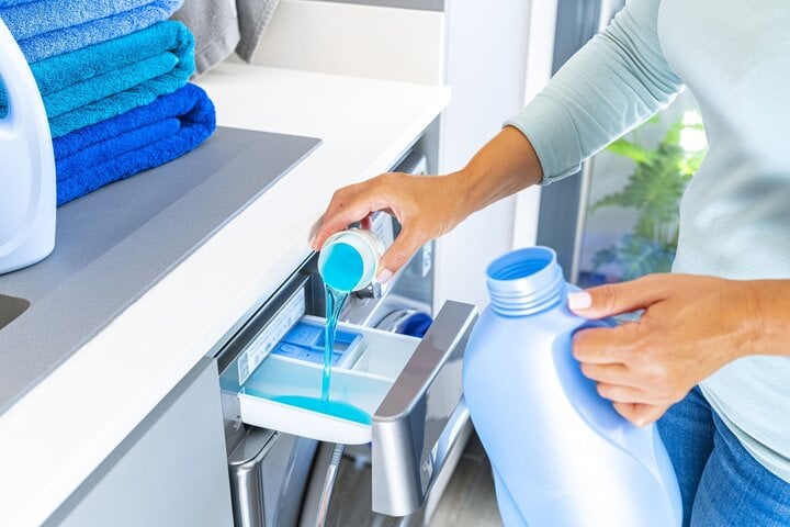 Dùng nước giặt hay bột giặt tốt hơn?-2