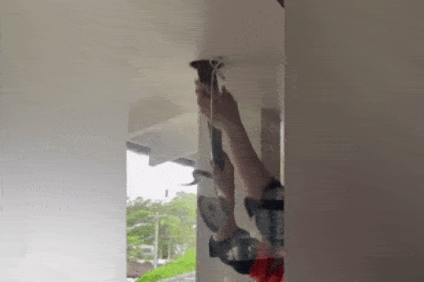 Clip: Chị gái cảnh báo kịp thời, cứu em trai khỏi bị tường đổ trúng-1