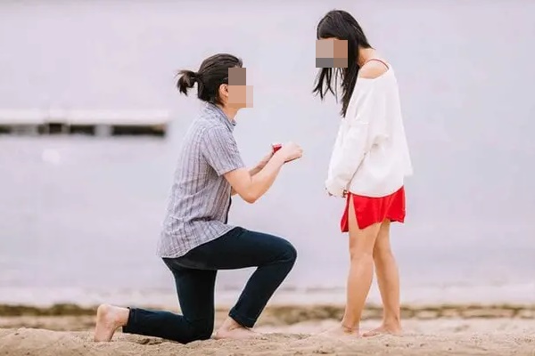 Vừa nhận lời cầu hôn, bạn gái bắt ký hợp đồng sang tên nhà, nộp lương-1