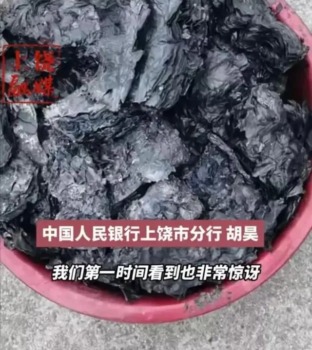 Cậu bé đốt gần 700 triệu đồng tiền mặt của bố mẹ, nhân viên ngân hàng nhìn đống tiền cháy đen: Chúng tôi đã cố gắng hết sức-1