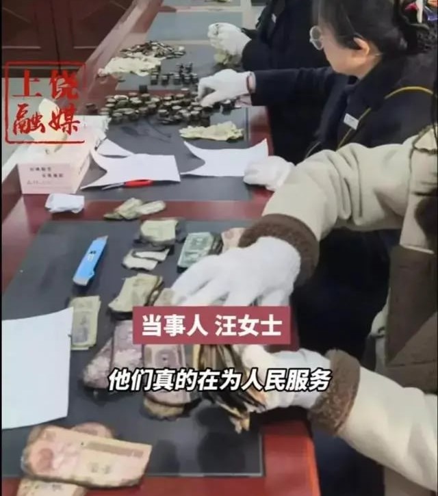 Cậu bé đốt gần 700 triệu đồng tiền mặt của bố mẹ, nhân viên ngân hàng nhìn đống tiền cháy đen: Chúng tôi đã cố gắng hết sức-2