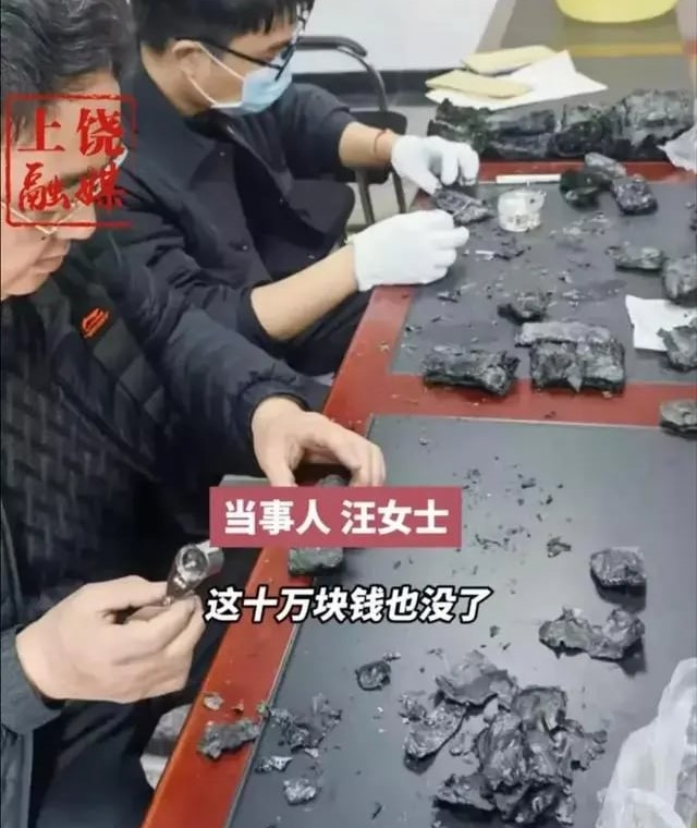 Cậu bé đốt gần 700 triệu đồng tiền mặt của bố mẹ, nhân viên ngân hàng nhìn đống tiền cháy đen: Chúng tôi đã cố gắng hết sức-3