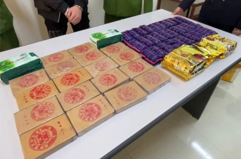 Giấu 18 bánh heroin, 60.000 viên ma túy trên xe khách về Hà Nội-2