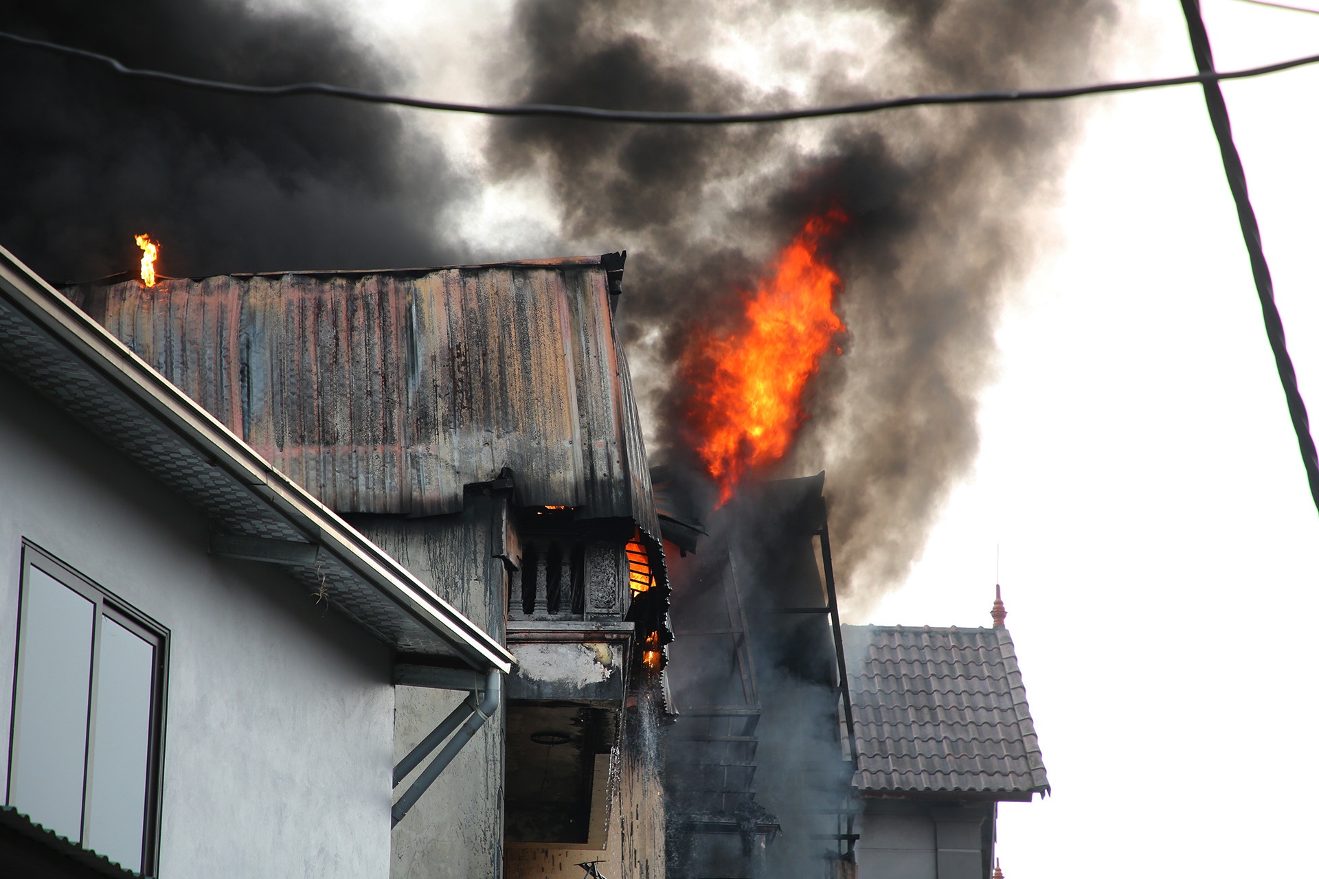 Hai ngôi nhà ở Hà Nội bốc cháy cuồn cuộn-1