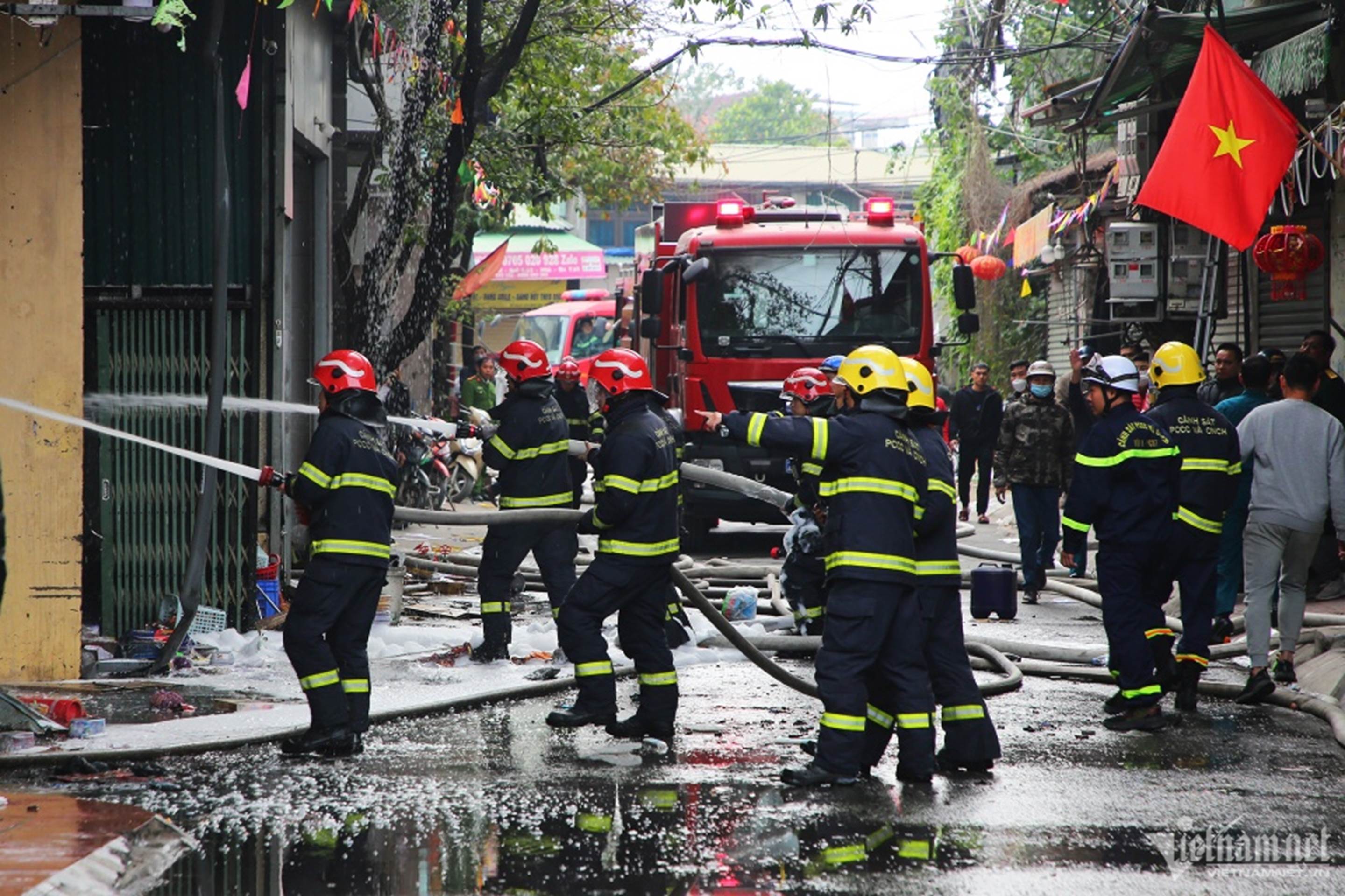 Hai ngôi nhà ở Hà Nội bốc cháy cuồn cuộn-2