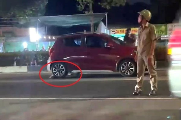 Lừa bé gái 10 tuổi đợi người thân ở siêu thị rồi chở đi xâm hại-2