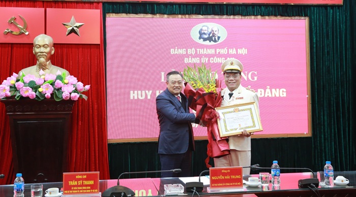 Trung tướng Nguyễn Hải Trung, Giám đốc Công an Thành phố Hà Nội vinh dự nhận Huy hiệu 30 năm tuổi Đảng-1