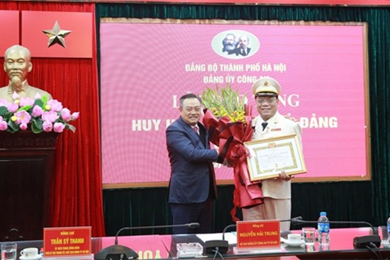 Trung tướng Nguyễn Hải Trung, Giám đốc Công an Thành phố Hà Nội vinh dự nhận Huy hiệu 30 năm tuổi Đảng