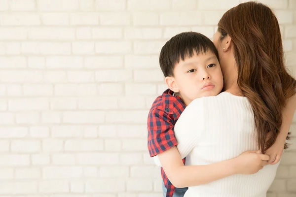 Nửa đêm, con trai ôm gối sang phòng hỏi một câu mà vợ chồng tôi rưng rưng nước mắt-1