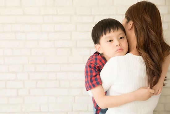 Nửa đêm, con trai ôm gối sang phòng hỏi một câu mà vợ chồng tôi rưng rưng nước mắt