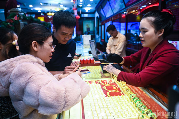 Giá vàng liên tục lập đỉnh, có nên bán chốt lời?-1