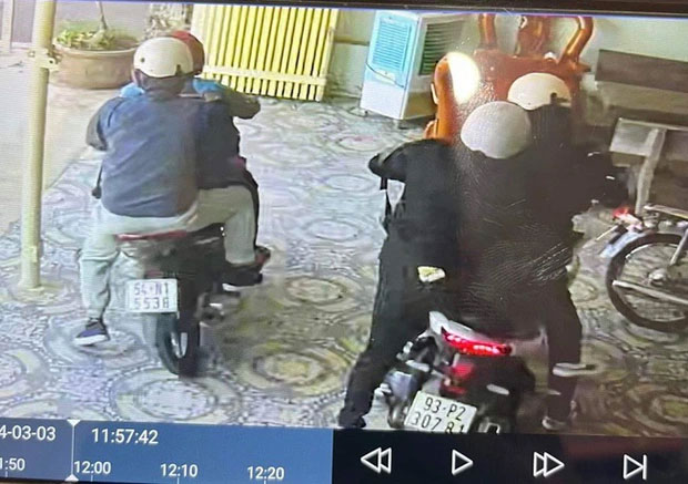 Cướp tiệm vàng ở Bình Dương, nhóm đối tượng nghi dùng súng đe dọa-1